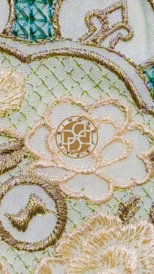 〰︎
こちらは、汕頭刺繍入り長襦袢☆
KIMONOメンバー（生徒さん）の長襦袢です！チラッと見える隠れた美とは違い、これこそ着る人だけが見る職人技♫（上前）

メンバーは、若い頃から着物を集めるのが趣味だったようで、一竹さんの一点物の訪問着を所有していたこともあるそうです✴︎

20年くらい前に、どこだったかな？六本木かな？久保田一竹さんの展示中の着物を間近で見たことがありますが、そのお着物はもはや着るものではなくて鑑賞用絵画♡外国の方が見たら日本人はこんなに素晴らしい着物を着るのか！！と思っているかもしれませんね⌘

💚💚💚💚

着付けのお支度承ります✴︎早朝料金無料✴︎✴︎✴︎

着物は着付けが命！どんなに高価な着物でもアンティーク着物や化繊着物だとしても着付け技能士（国家資格取得の名称）の着付けで見映えも着心地も決まります！！
着付けのお支度は国家資格一級取得と着付け講師一級、着物文化検定一級のドレスシップへ

体型や身長、着物サイズもみんな違います
あなたに合わせた着付けと着物の特徴を捉えた着付けで素敵に！そして1日を安心して過ごしましょう！！

リーズナブルな着物レンタルもしております！

🩷🩷🩷🩷

着付けレッスン毎日開講✴︎日時は自由設定✴︎✴︎✴︎

名古屋帯・袋帯は、他では学べない簡単に結べる帯結びです！前結びでもない、作り帯でもない、特別な器具も使わない。自分で着たの？と驚かれるくらい美しい仕上がりです♪

レッスン着物は、無料レンタルもご用意しております！

🍎お知らせ🍎
LINEで簡単予約（公式アカウント）
リンクからLINEへお越しくださいませ！
LINEで簡単予約👘
LINEで気軽にメッセージ📩
LINEなら電話も無料☎️
よくわからない時は、メールでも⭕️

着物を着せて欲しいです☆
着付けを習いたいです☆
メイクを教えてもらいたいです☆
ヘアセットを学びたいです☆
パーソナルカラー診断を受けたいです☆

♪お気軽にメッセージくださいね♪♪♪

#練馬出張着付け
#武蔵境出張着付け
#着物着付け教室
#着物着付けレッスン
#出張着付け
#練馬区着付け
#十三歳参り着付け予約
#ハーフ成人式着付け予約
#にぶんのいち成人式着付け予約
#刺繍入り長襦袢
#結婚式参列着付け予約受付
#メディア着付け予約受付
#訪問着着付け予約受付
#お茶会着付け予約受付
#入学式着付け予約受付
#三鷹
#三鷹駅
#三鷹市
#三鷹駅南口
#三鷹着付け
#武蔵野市出張着付け
#三鷹着付け教室
#吉祥寺着付け
#武蔵野市着付け
#武蔵野市
#調布出張着付け
#調布着付け
#武蔵境着付け
#きものきつけドレスシップ
#西東京市着付け